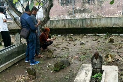 Umar Patek (jongkok, rambut warna merah) mengunjungi makam orangtuanya di Sidoarjo sesaat setelah bebas bersyarat dari Lapas Kelas I Surabaya, Rabu (7/12/2022) Foto: Ist.