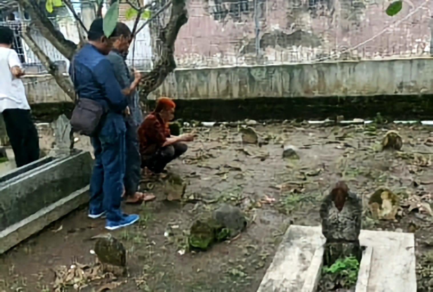 Umar Patek (jongkok, rambut warna merah) mengunjungi makam orangtuanya di Sidoarjo sesaat setelah bebas bersyarat dari Lapas Kelas I Surabaya, Rabu (7/12/2022) Foto: Ist.